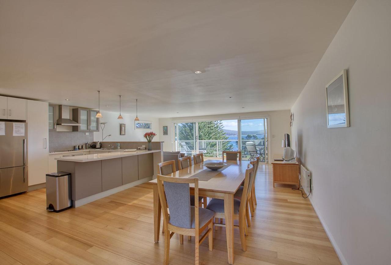 Quarterdeck Apartment Binalong Bay Eksteriør billede